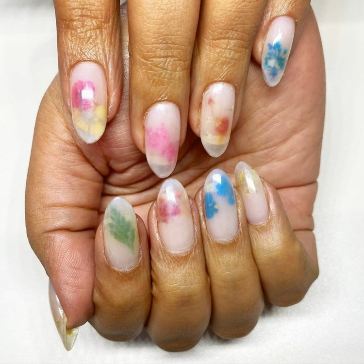 Idéias de design de unhas em formato de amêndoa com flores tendência de unhas de banho de leite