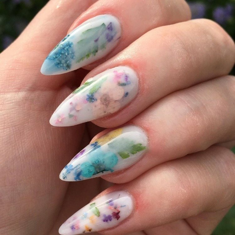 Idéias de design de unhas compridas em formato de amêndoa para tendências de verão em 2020