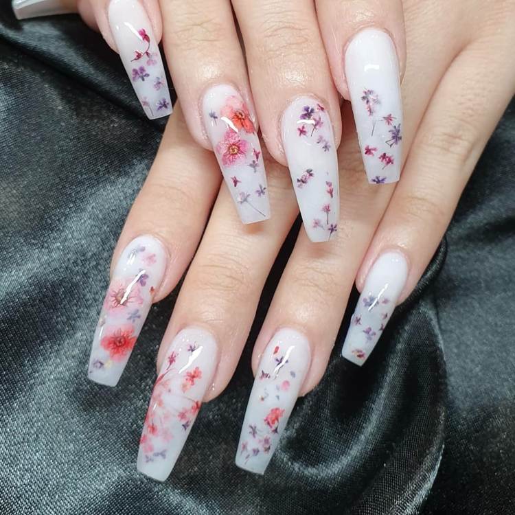 Ideias de design de unhas de verão com motivos de unhas florais unhas de banho de leite