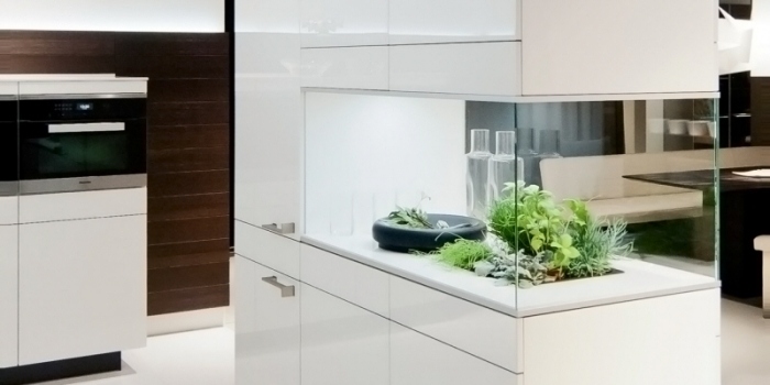Mini-jardim-na-cozinha-integrado-cozinha-armário-branco