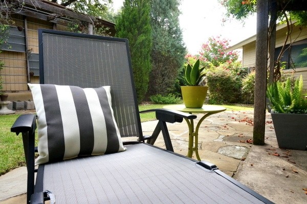 pequeno-lounge-jardim-espreguiçadeira-mesa lateral-almofada-moderno-listras