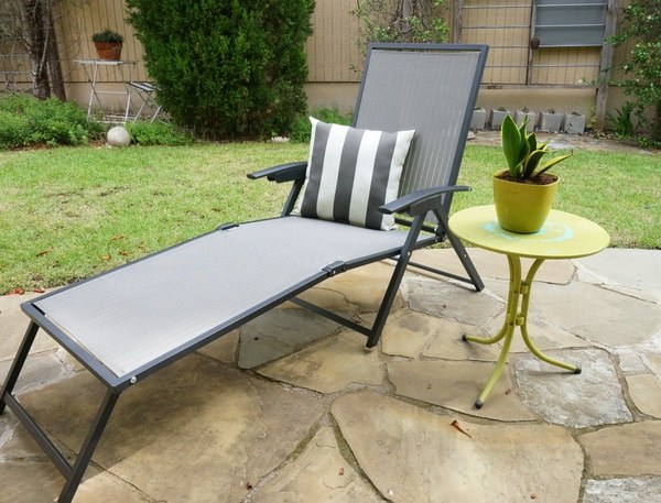 cadeira dobrável para relaxar sob o sol-jardim-ideias-para-lounge