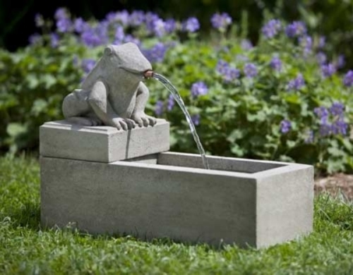 Minimalismo de figura de sapo na fonte do jardim de grife