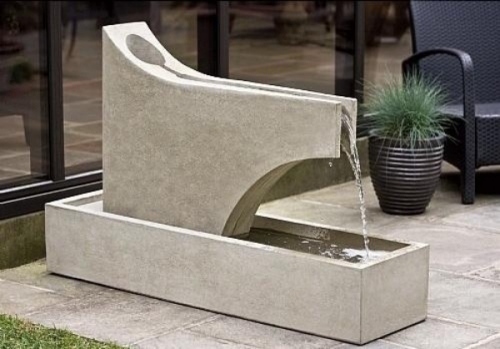minimalismo de formas futurísticas em fonte de jardim de grife