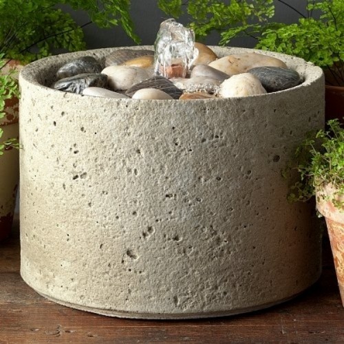 balde de concreto redondo minimalismo na fonte do jardim de grife