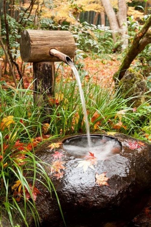 Minimalismo de tronco de árvore em fonte de jardim de grife