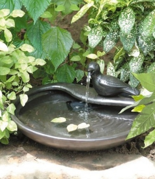 Minimalismo de figura de pássaro no design de fonte de jardim
