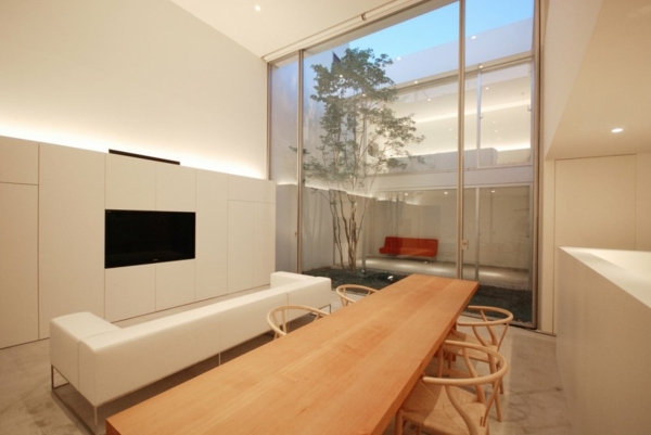 Sala de estar com arquitetura japonesa minimalista