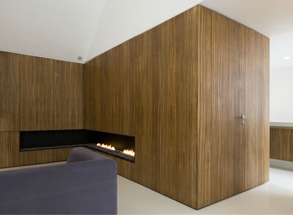 arquitetura minimalista com painéis de madeira