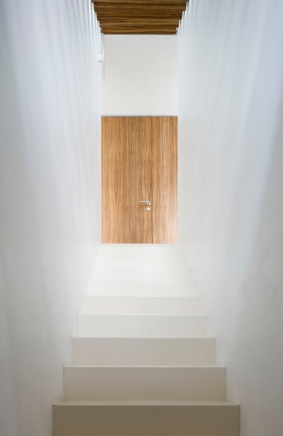 design interior minimalista - escadas brancas