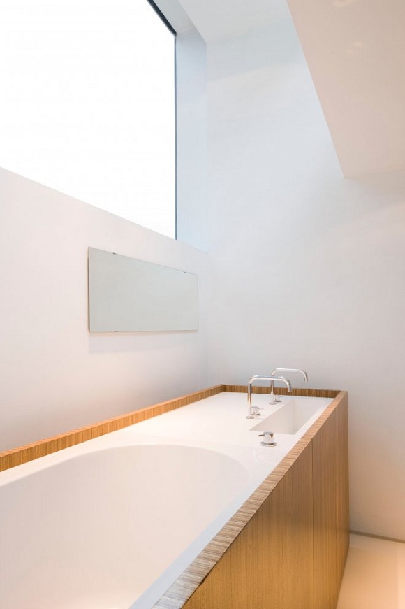 design interior minimalista de banheiro branco