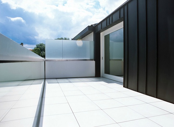terraço minimalista com azulejos