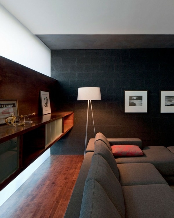 luminária de piso de cor escura sofá cinza sala de estar