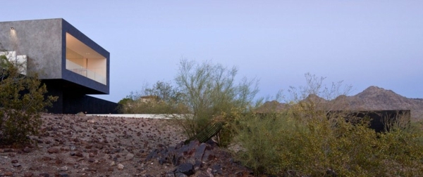 Forma de cubo de arquitetura minimalista no deserto da casa