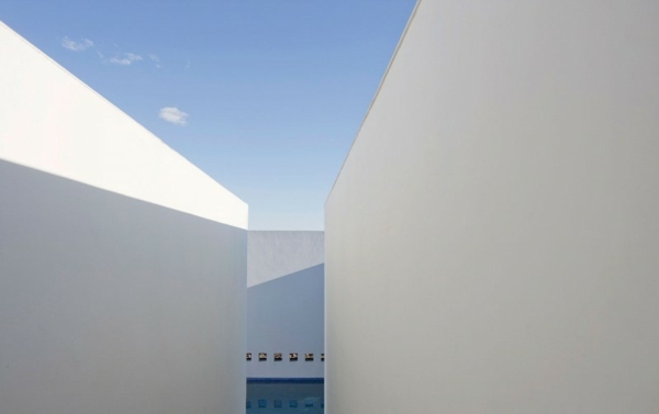 Volume de construção piscina de concreto de fachada branca