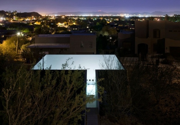Iluminação do jardim na área do pátio à noite no deserto
