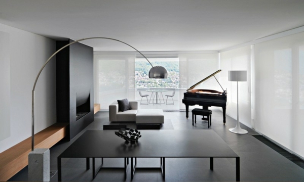 Portas corrediças de piano com lareira preta na sala de estar