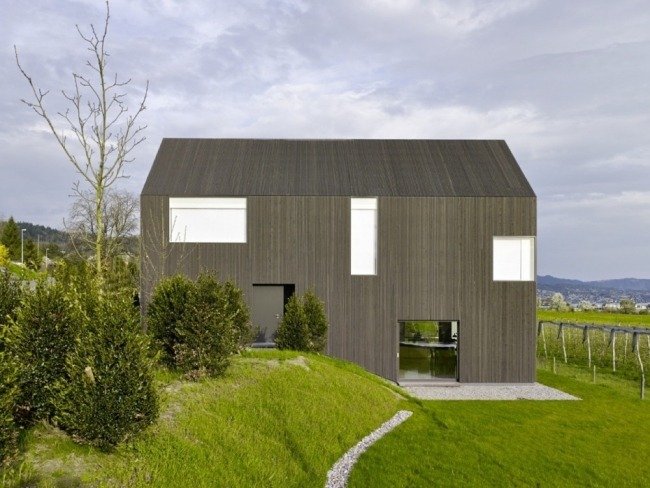 casa de madeira minimalista com fachada simples no lago de Zurique