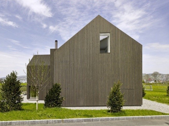 casa de madeira minimalista com painéis de madeira no lago de Zurique