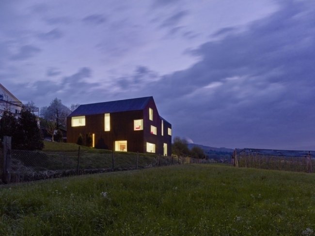 noite paisagem casa minimalista de madeira no lago zurichsee