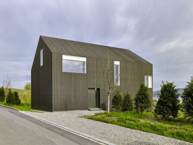 casa de madeira minimalista com arquitetura moderna no lago zurichsee