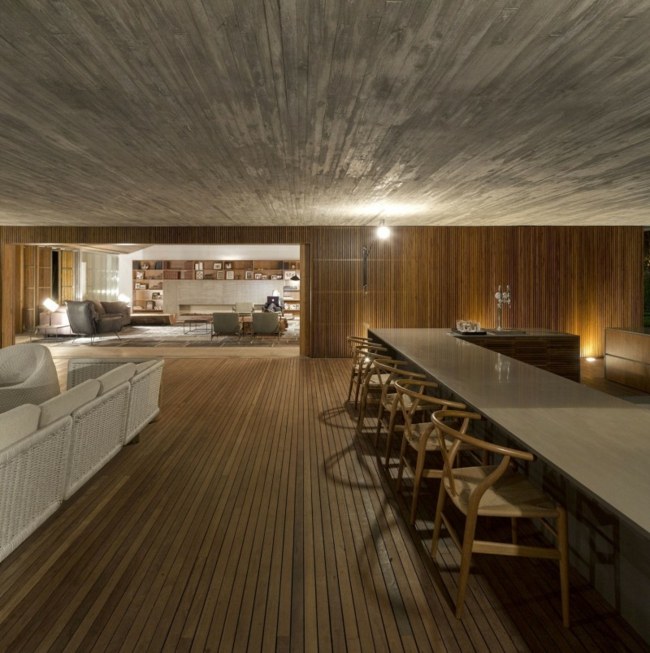 Casa dos sonhos com piso de madeira e decoração minimalista