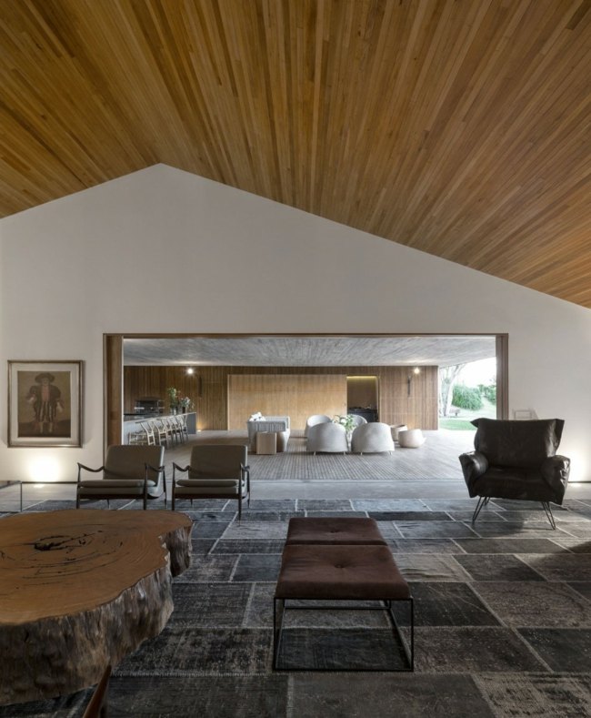 Teto de madeira, móveis modernos, design de interiores minimalista