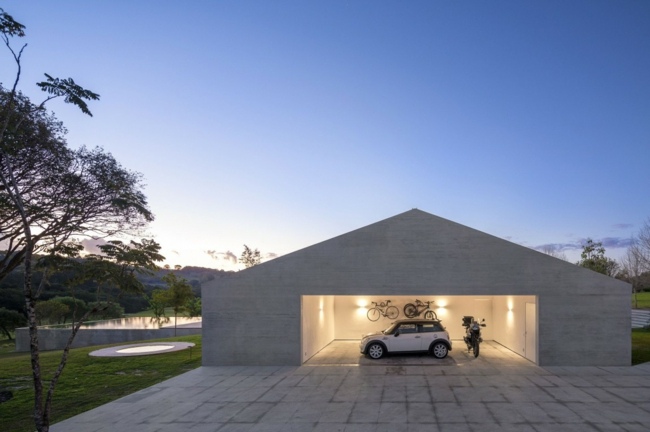 Fachada da casa ao lado da garagem arquitetura moderna brasil