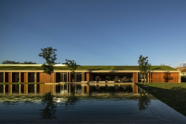 Piscina em moldura de fachada de casa de madeira