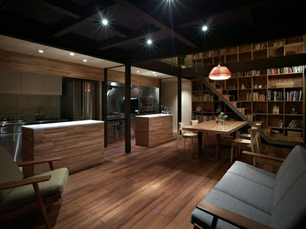 Pavimento de madeira da biblioteca da cozinha equipada
