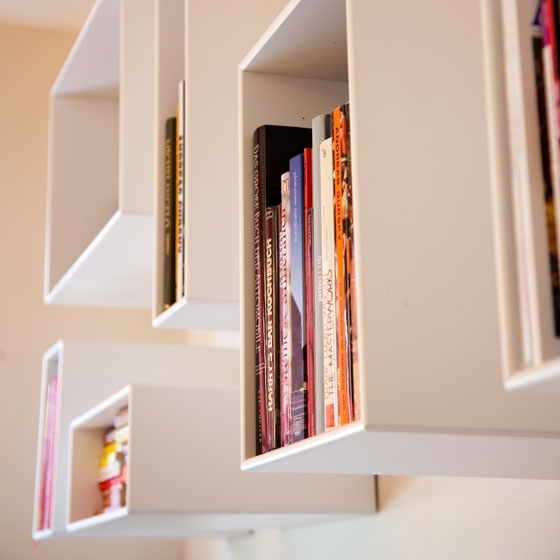 estante de livros branca moderna para sala de estar