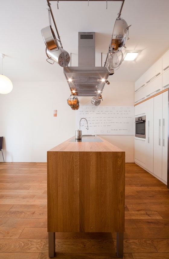 pequeno apartamento com cozinha moderna