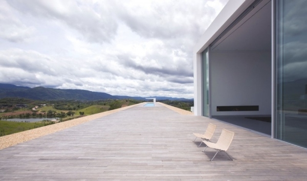 casa de fim de semana em terraço de madeira estilo minimalista