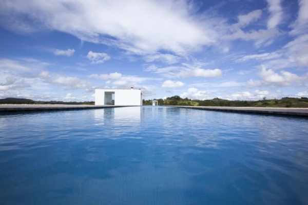 Piscina de estilo minimalista em casa de fim de semana