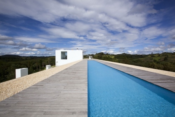 Piscina de estilo minimalista em casa de fim de semana