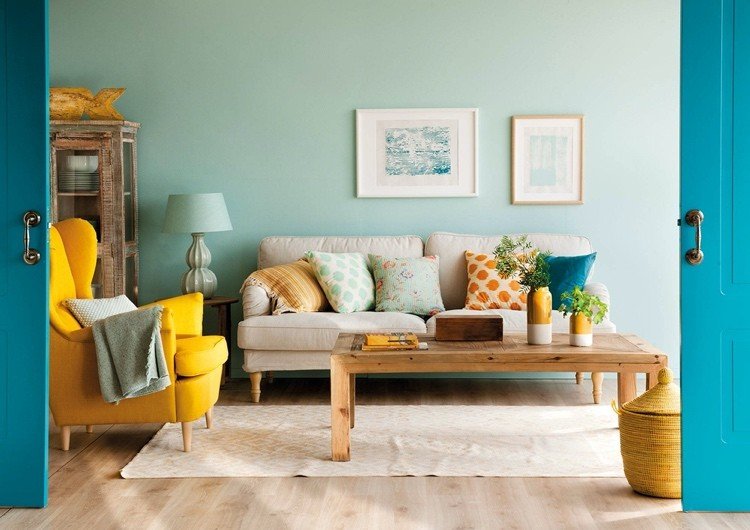 parede de cor hortelã na sala de estar combinada com amarelo e creme