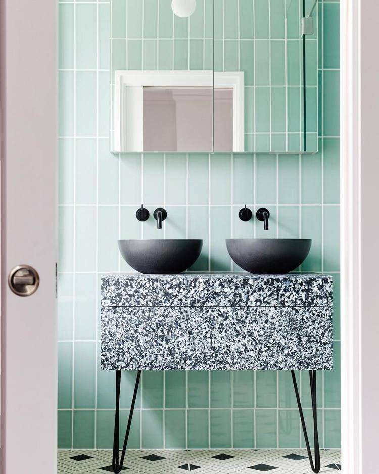 Combine azulejos de hortelã no banheiro com branco e preto