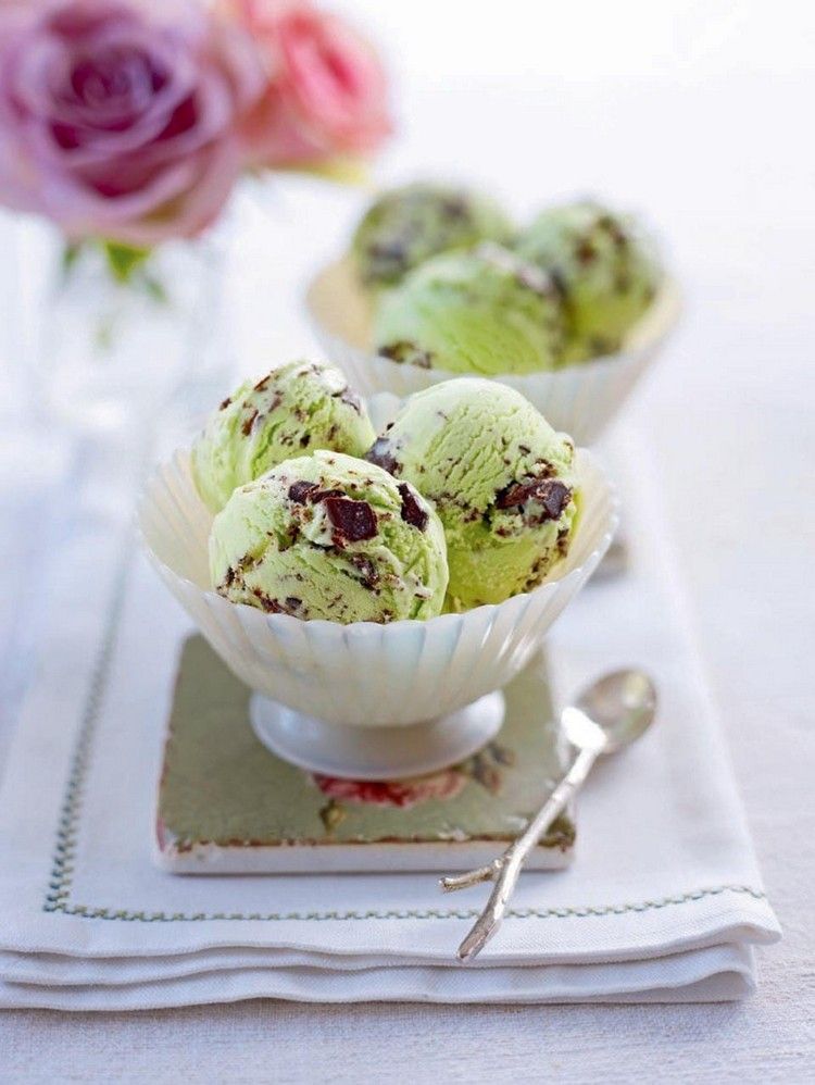 Faça você mesmo sorvete de menta com gotas de chocolate na Bimby