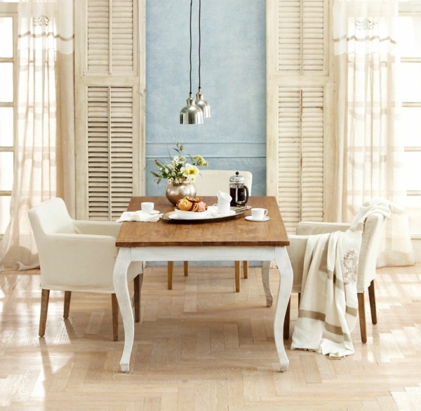 Idéias de interiores de estilo de casa de campo de sala de jantar cadeiras brancas pintura de parede azul
