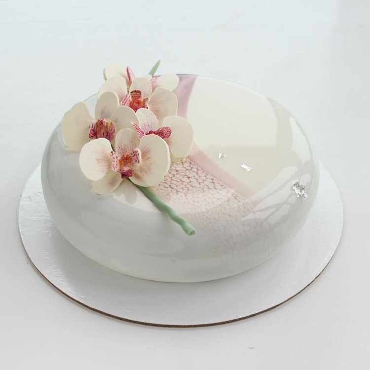 bolo de esmalte de espelho decorando flores de açúcar