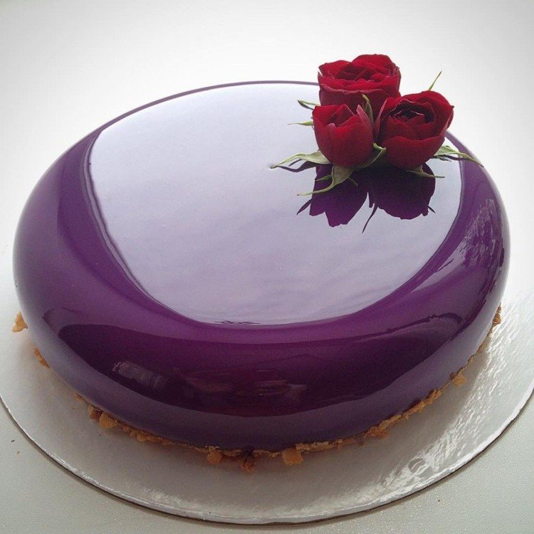 Rosas de torta com esmaltes espelhados decoram flores reais