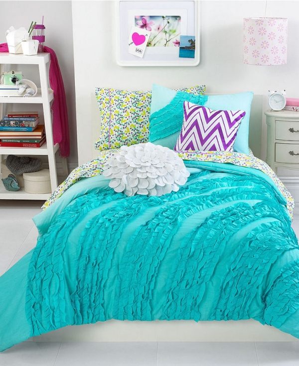 Padrão de cama azul água-marinha com padrão de travesseiro-menina decoração de quarto de menina com pintura de parede