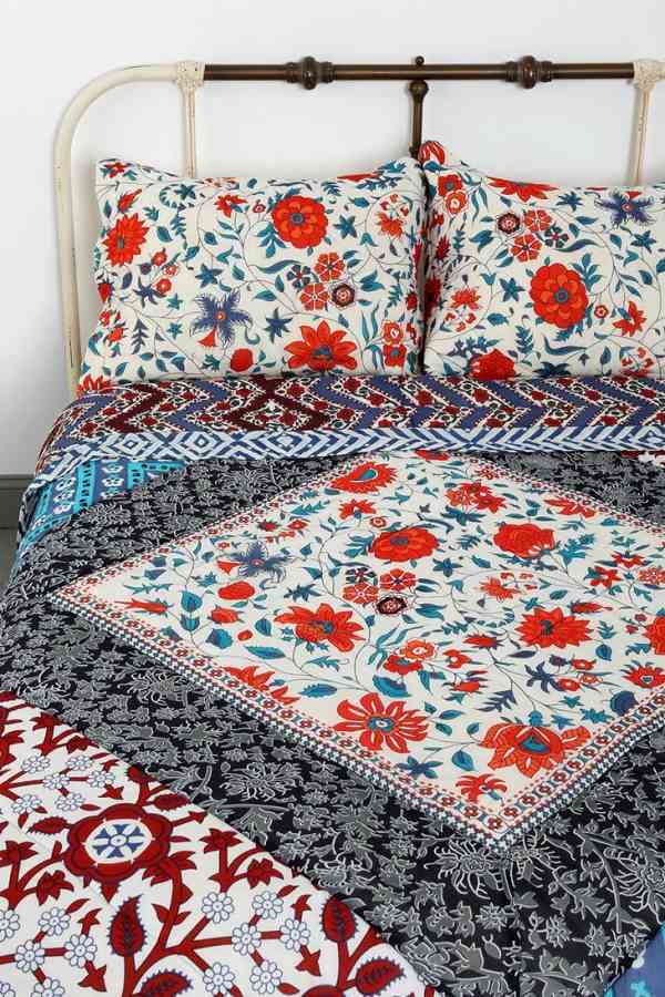 Decoração do quarto: Cama refrescante - Roupa de cama vintage - Pequenos designs de flores - Cabeceira da cama com estrutura metálica vermelha