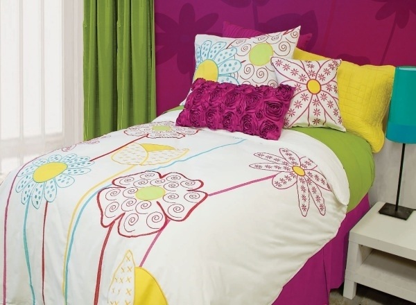 Ideias para o interior do quarto - roupa de cama e travesseiros coloridos