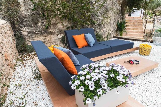 sofá-sofá-aconchegante-ilha-design-no-jardim-minimalista-moderno