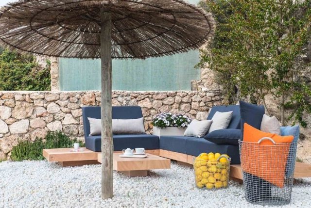sofá ao ar livre-moldura de madeira tropical-azul-tecido-estofamento-almofadas de sofá