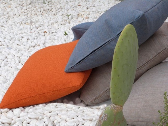 Almofadas de sofá - em cores da moda - estofamento de pelúcia - adequadas para uso ao ar livre