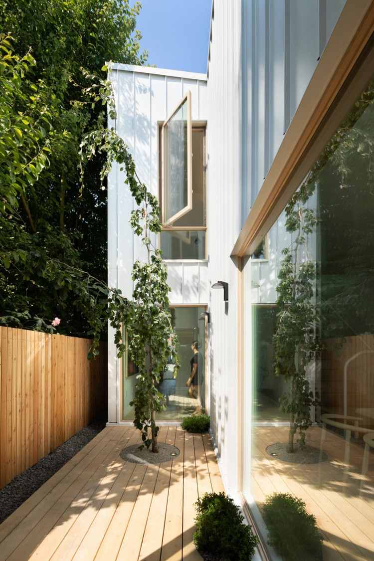 pátio de casa estreito grandes janelas