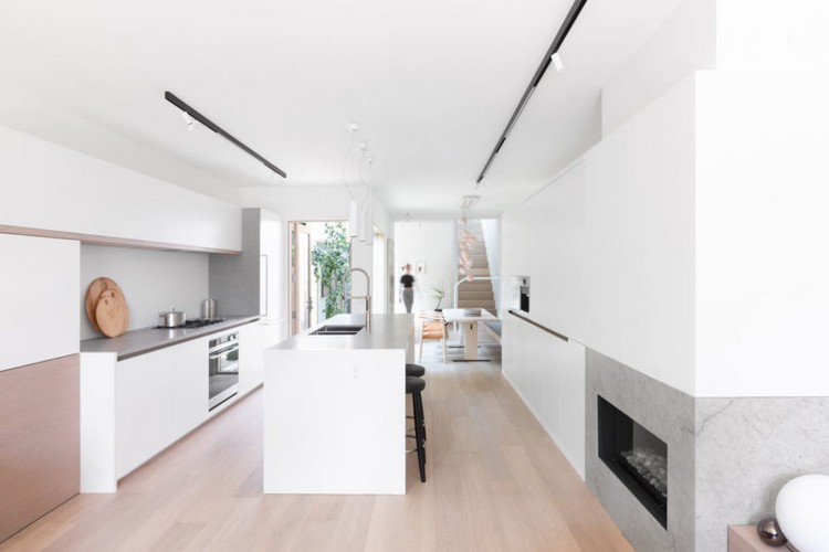 quartos estreitos ampliam opticamente as paredes brancas de transição da cozinha