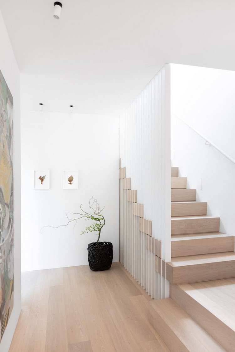 design de interiores casa estreita ampliar opticamente cores materiais